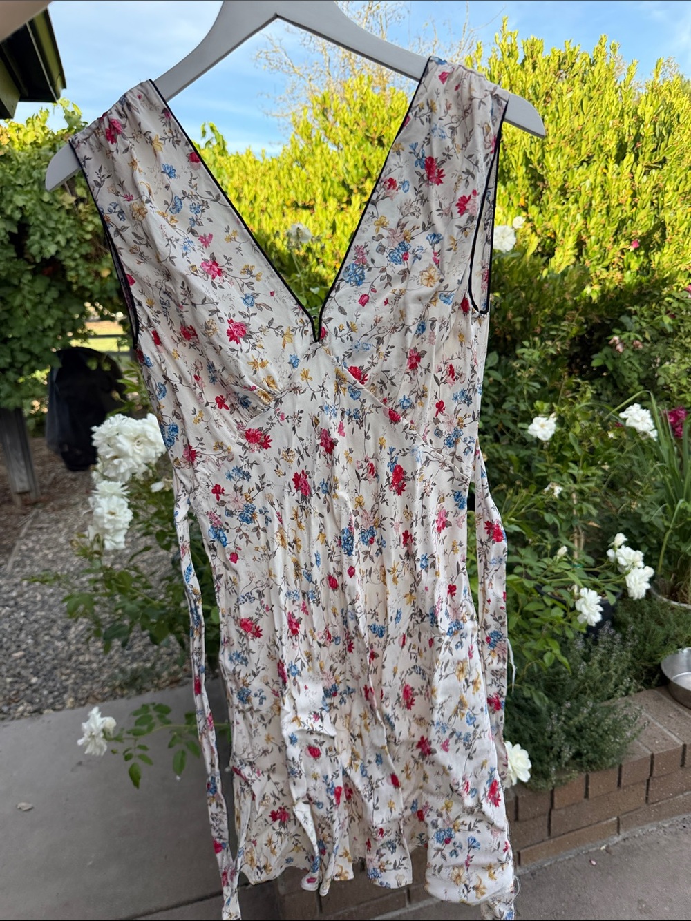Doen Floral V-Neck Sleeveless Summer Dress - Cream with Pink & Blue Print